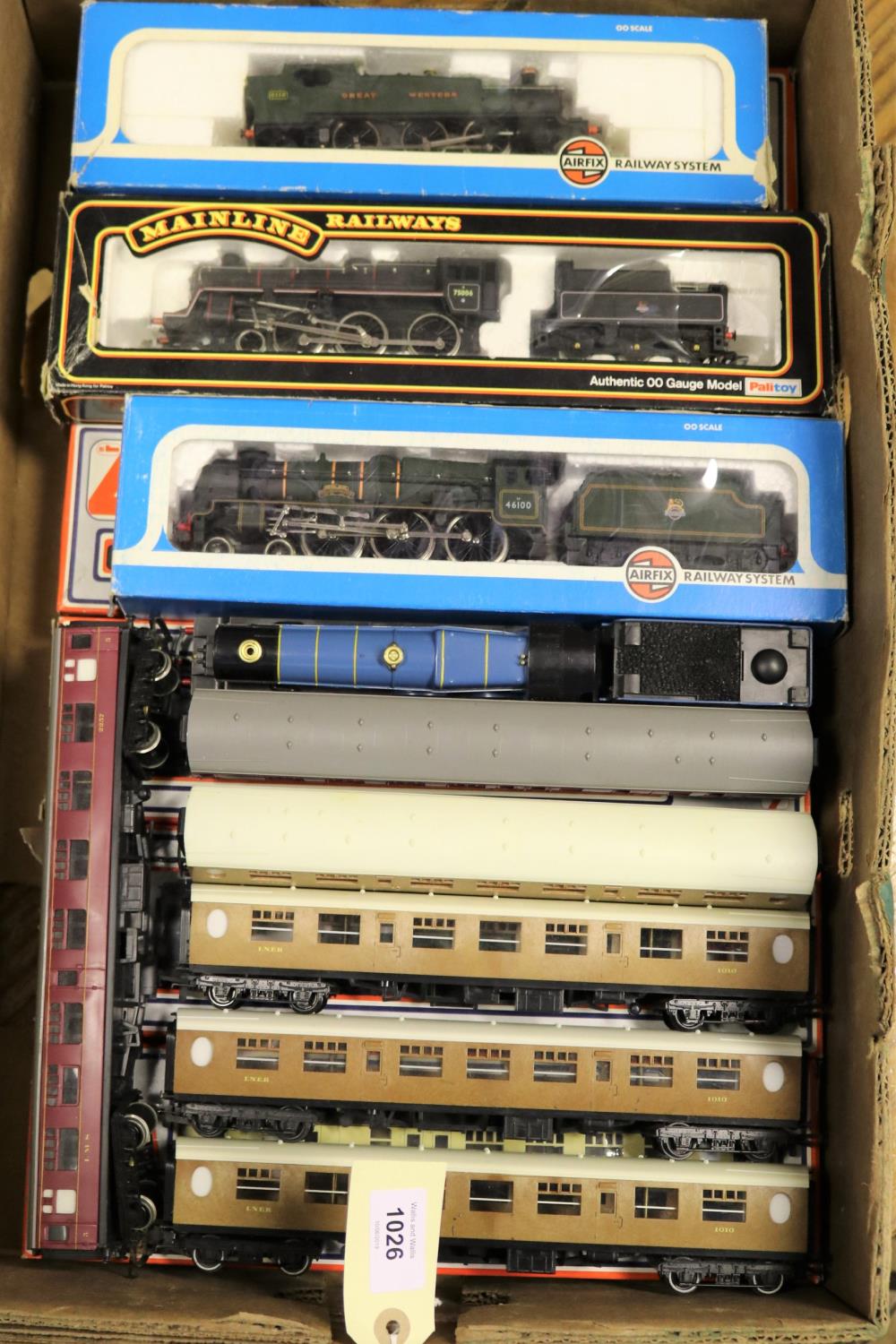 Quantity of OO railway by Hornby, Airfix, Lima etc. 4 locomotives - 3 being tender locomotives -