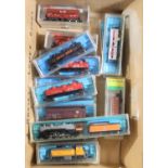 21x N gauge model railway American outline items by Fleischmann, Atlas, Minitrix and Rivarossi.