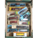 18x N gauge model railway American outline items by Atlas, Minitrix, Arnold and Rivarossi. Including