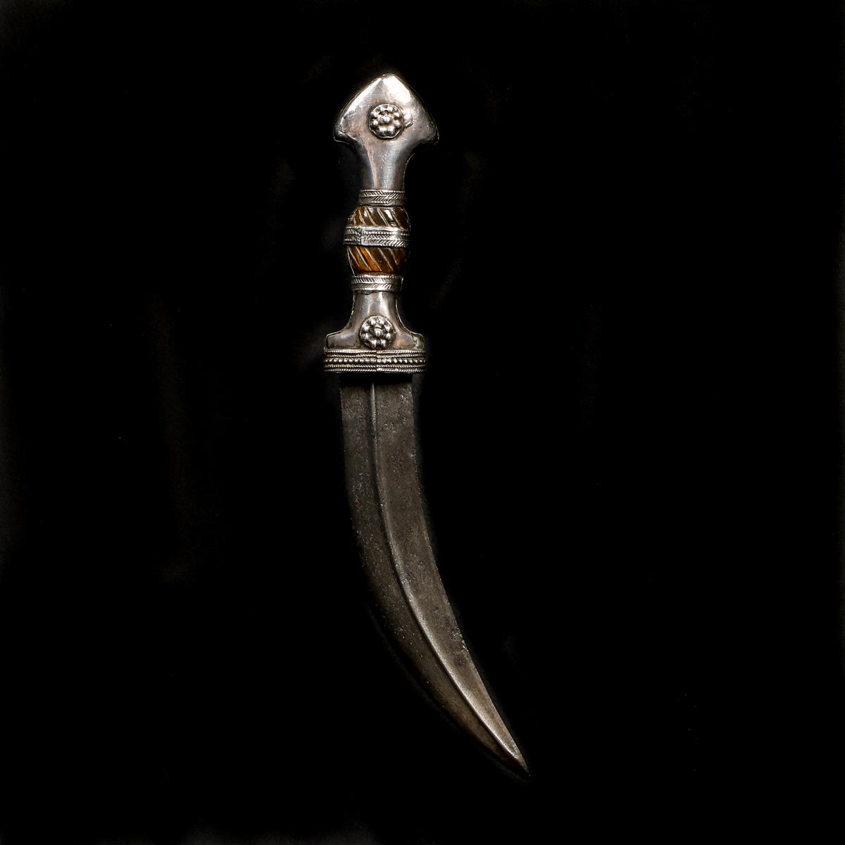 An unusual Iraqi dagger shabriya (shibriyyah). Late 19th century, curved DE wootz blade 15cms with - Image 2 of 3