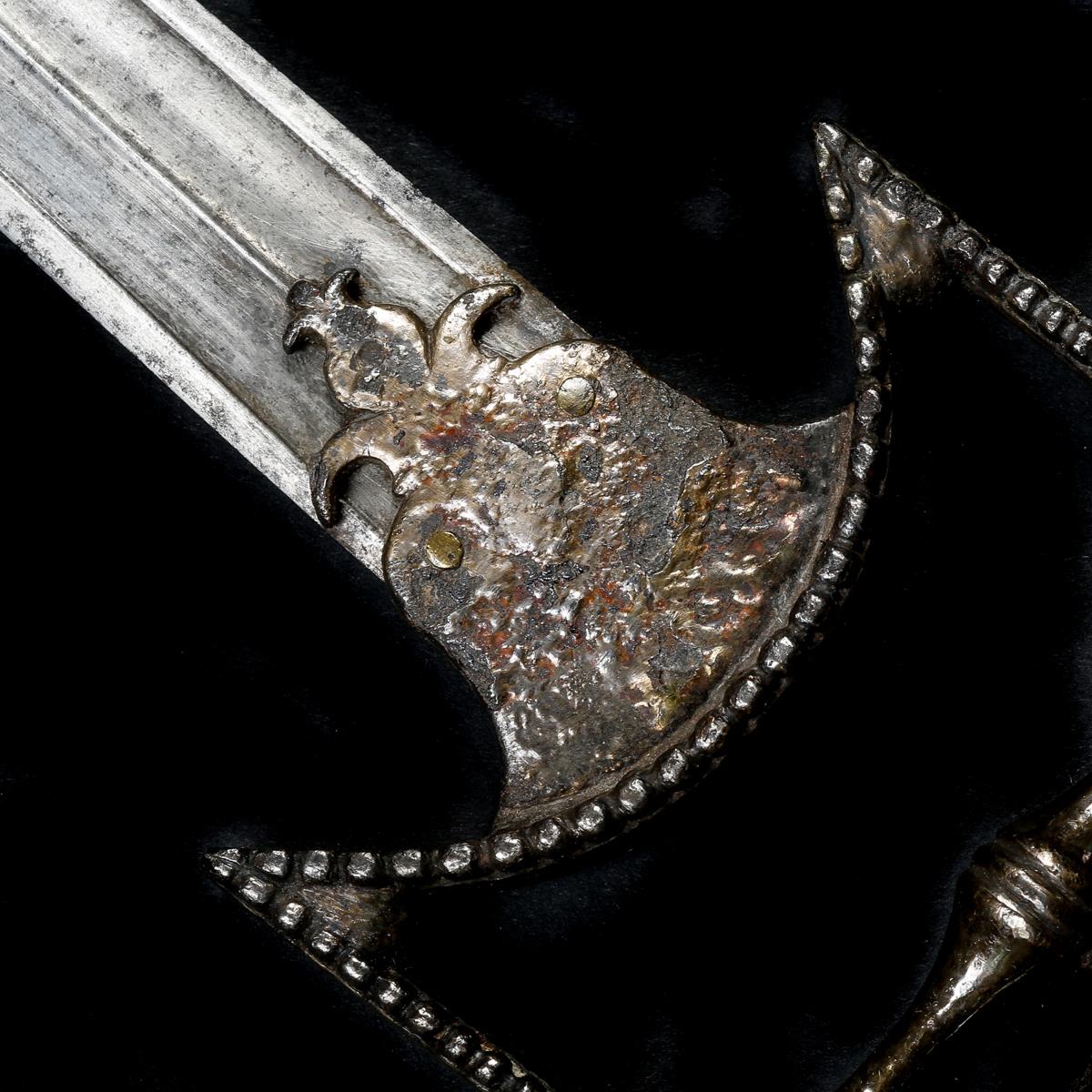 An Indian dagger katar. Mid-18th century, later slightly curved wootz blade 21cms, with raised - Image 3 of 3