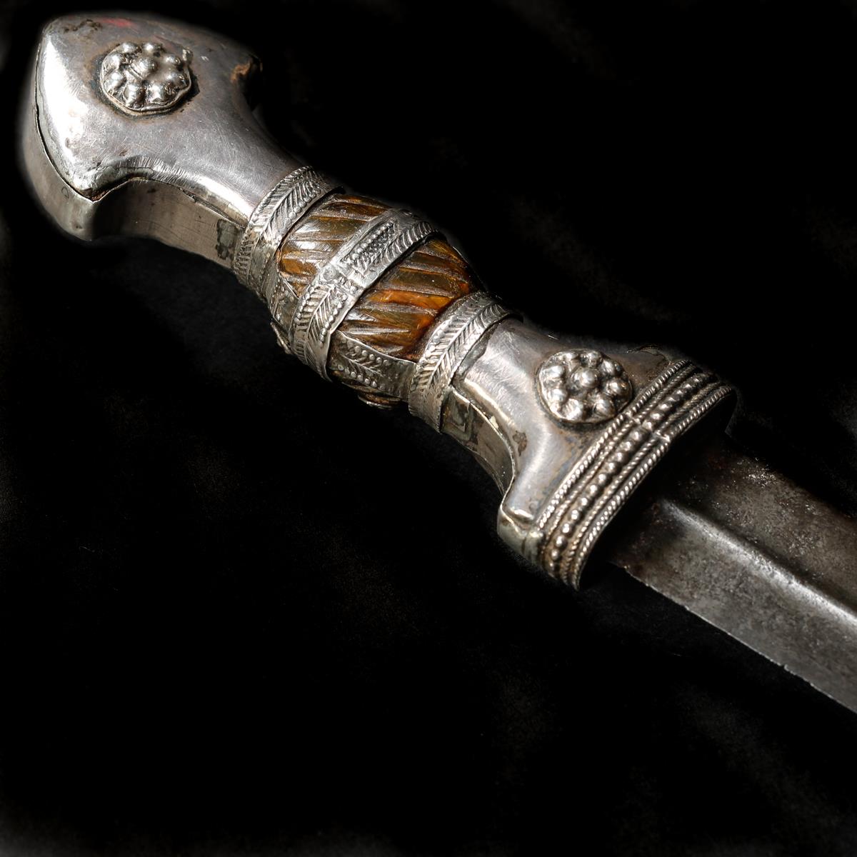 An unusual Iraqi dagger shabriya (shibriyyah). Late 19th century, curved DE wootz blade 15cms with - Image 3 of 3