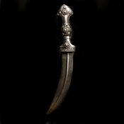 An unusual Iraqi dagger shabriya (shibriyyah). Late 19th century, curved DE wootz blade 15cms with