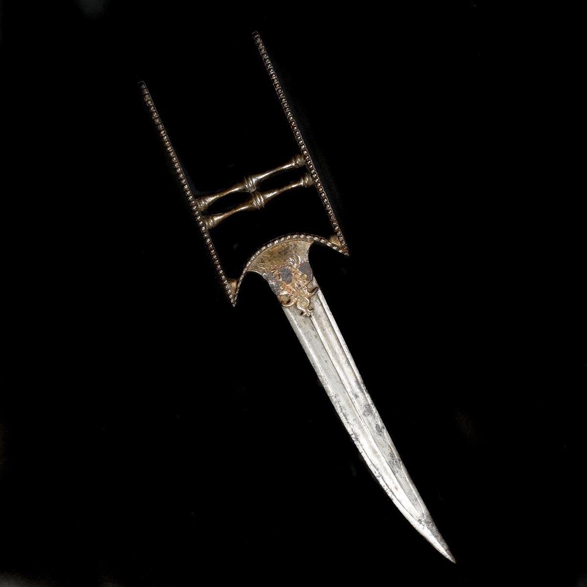 An Indian dagger katar. Mid-18th century, later slightly curved wootz blade 21cms, with raised - Image 2 of 3