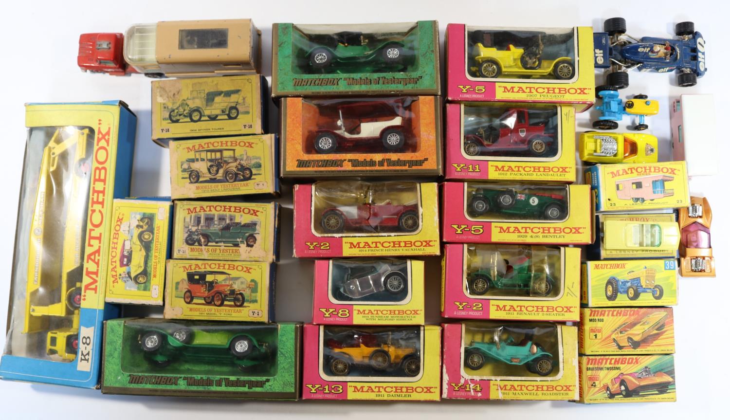 22 Matchbox vehicles. Including 3x Matchbox Series; 23d, Trailer Caravan in pink. 39b, Pontiac