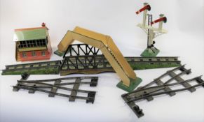 4 Hornby O Gauge Railway Accessories. Viaduct A860. A large No.1 Footbridge. A No.2 Signal Cabin
