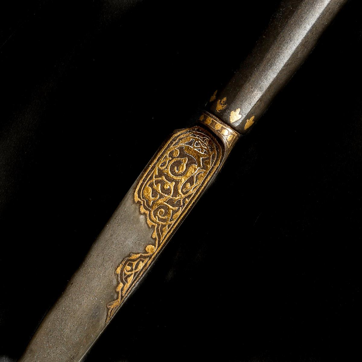 An Indian dagger kard. 19th century, straight single edge wootz blade17cms, etched and gold - Image 3 of 3