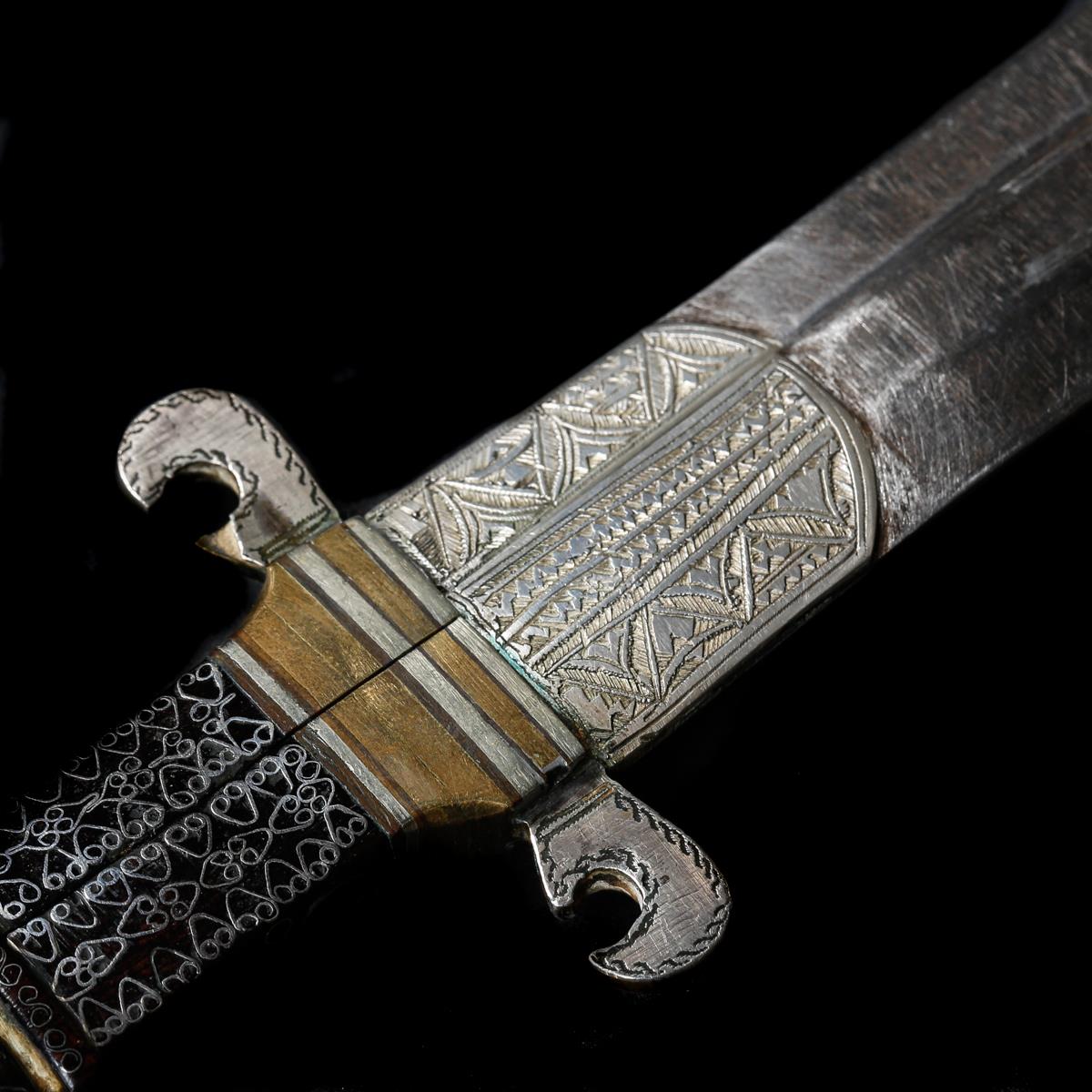 An unusual N. African double dagger. Where 2 daggers clip together to make a single dagger, early - Image 3 of 3