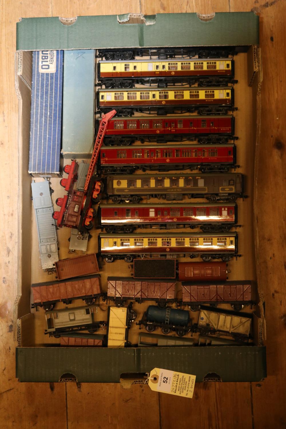 A quantity of Hornby Dublo, etc. Including 2x locomotives; a BR Class 9F 2-8-0 in unlined black