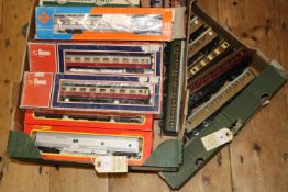 35x OO/HO gauge coaches by Lima, RoCo, Hornby Acho, etc. Including 18x British outline coaches
