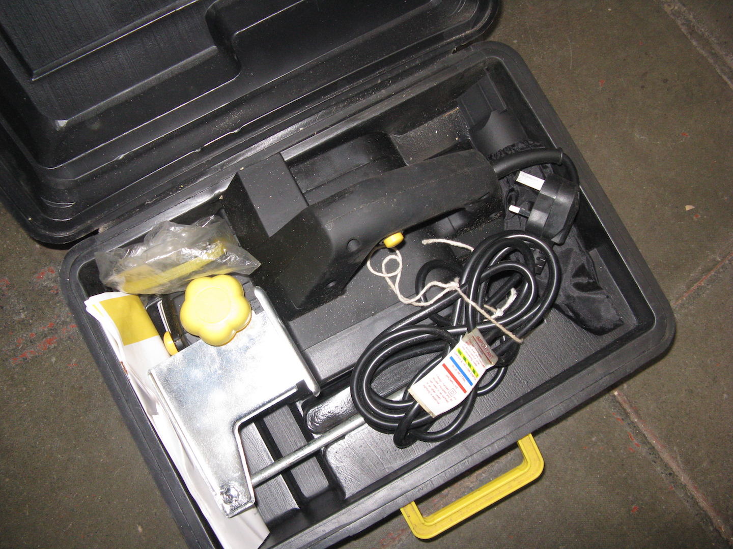 A cased electric planer