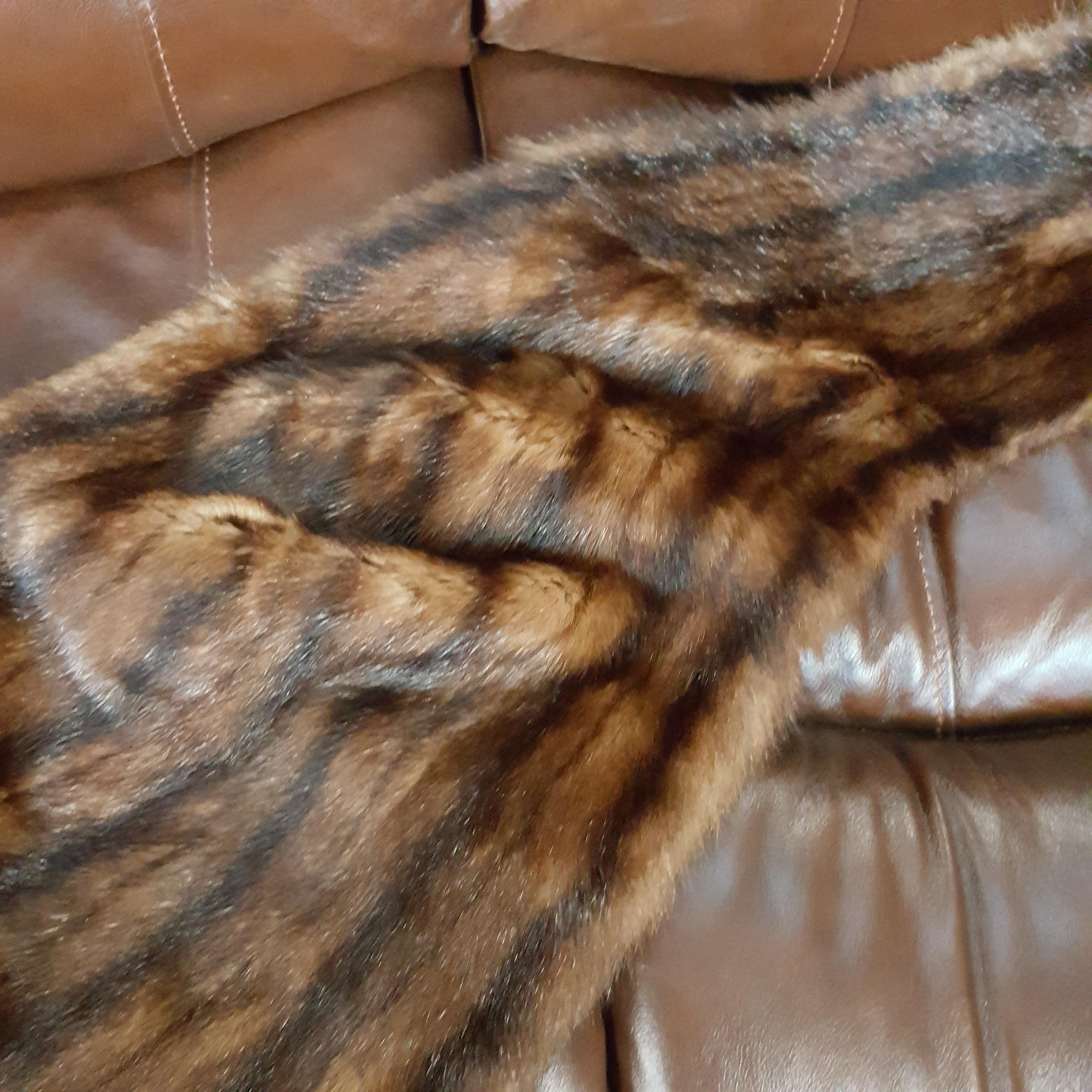 A fur shawl - Image 5 of 7