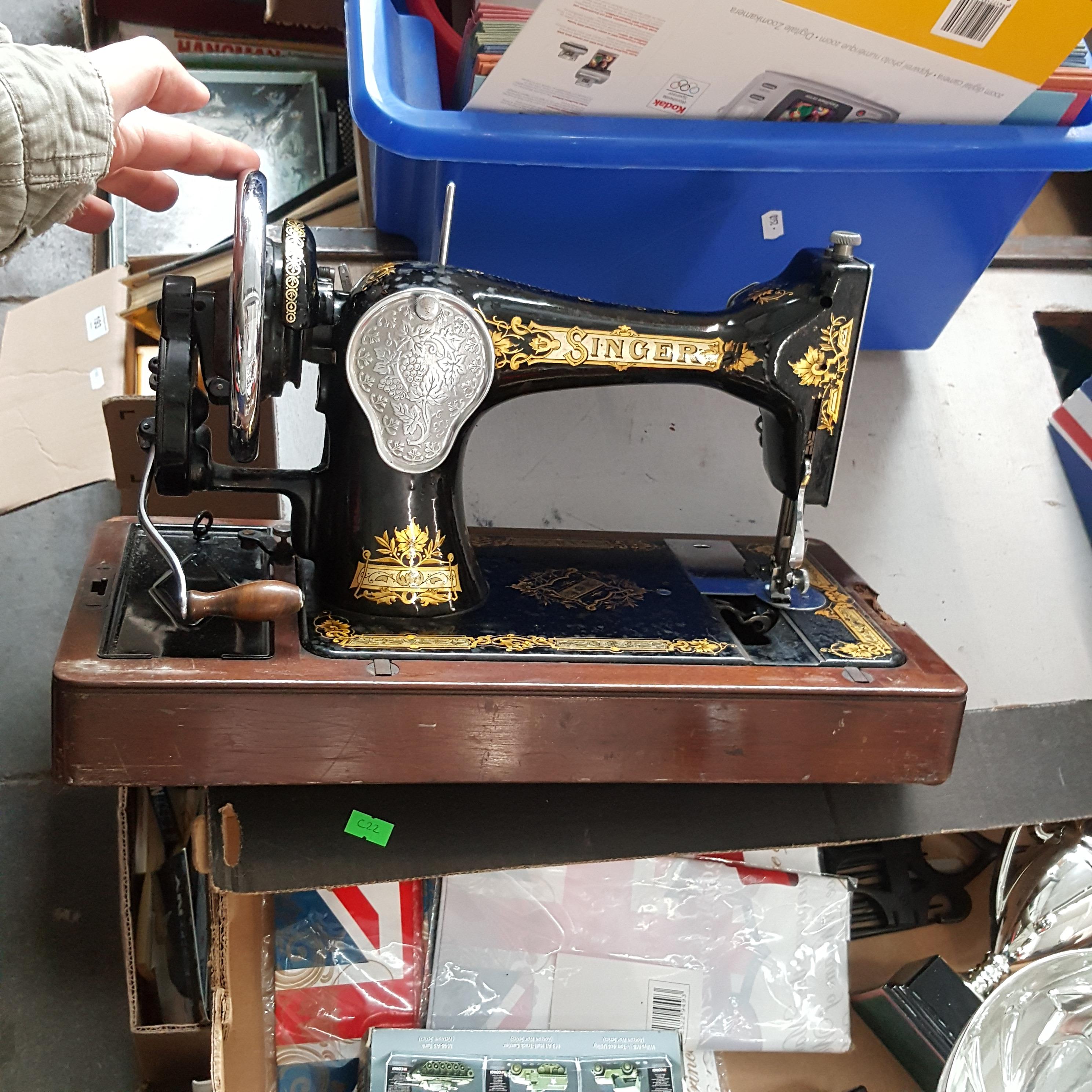 Maual Singer sewing machine - Image 8 of 8