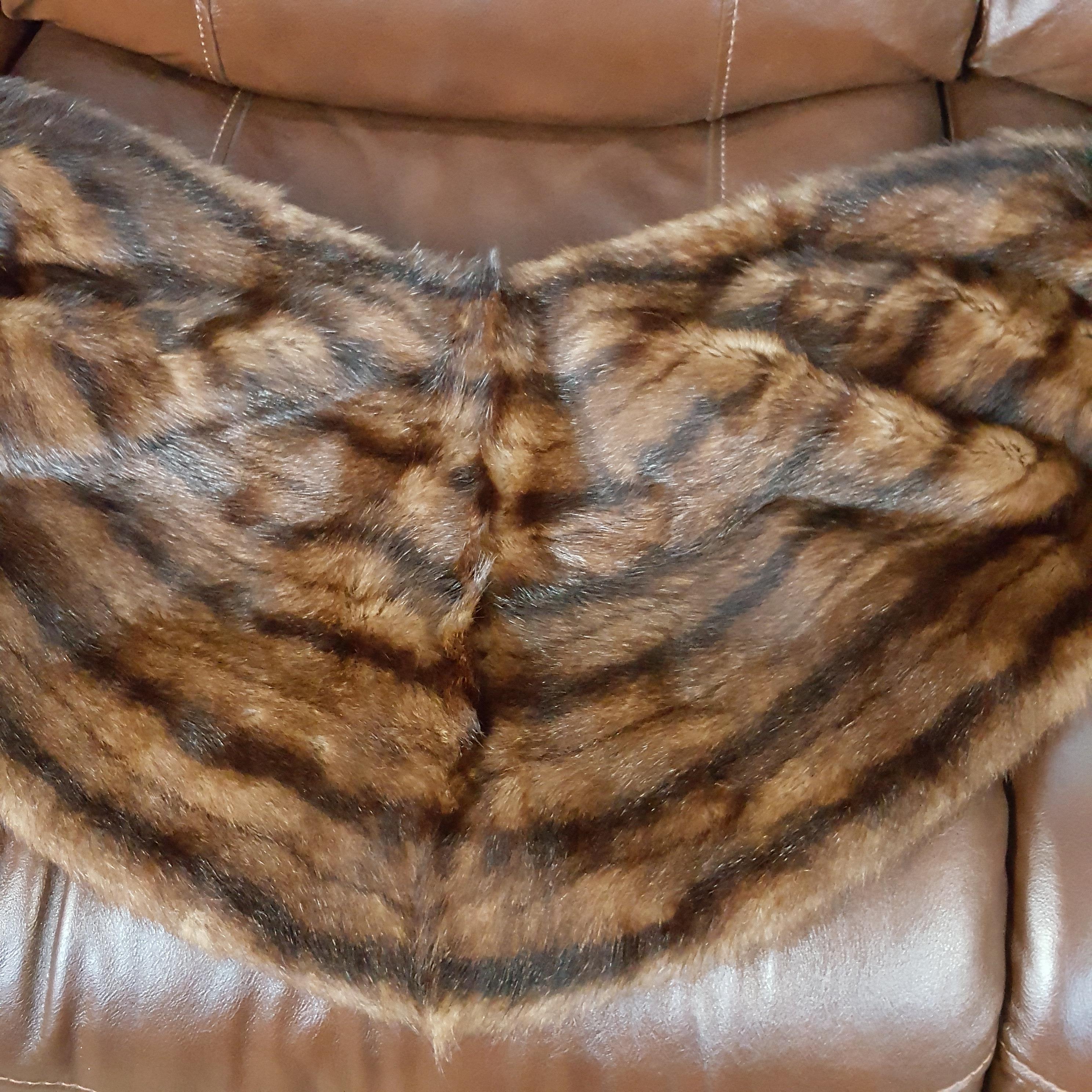 A fur shawl - Image 4 of 7