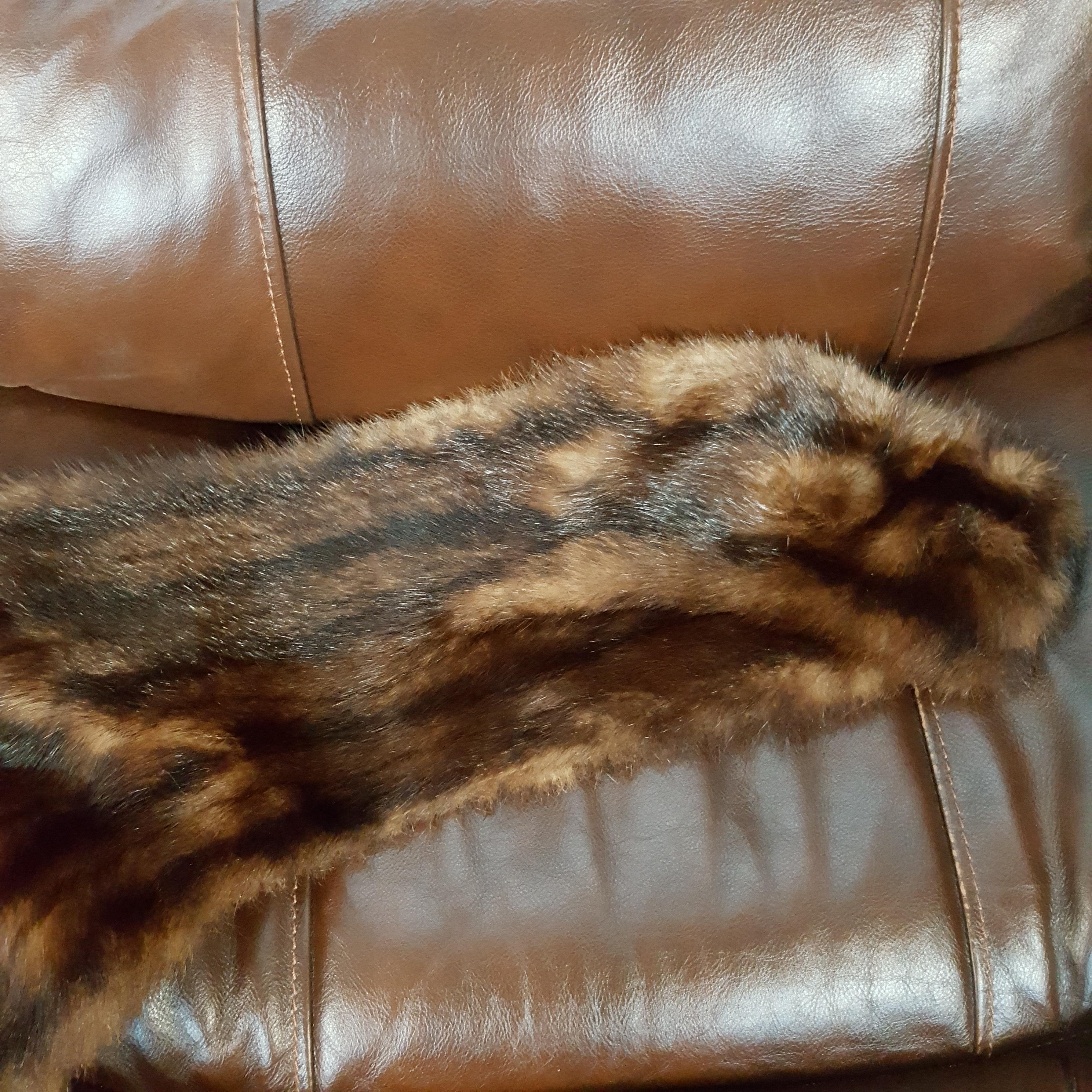 A fur shawl - Image 6 of 7