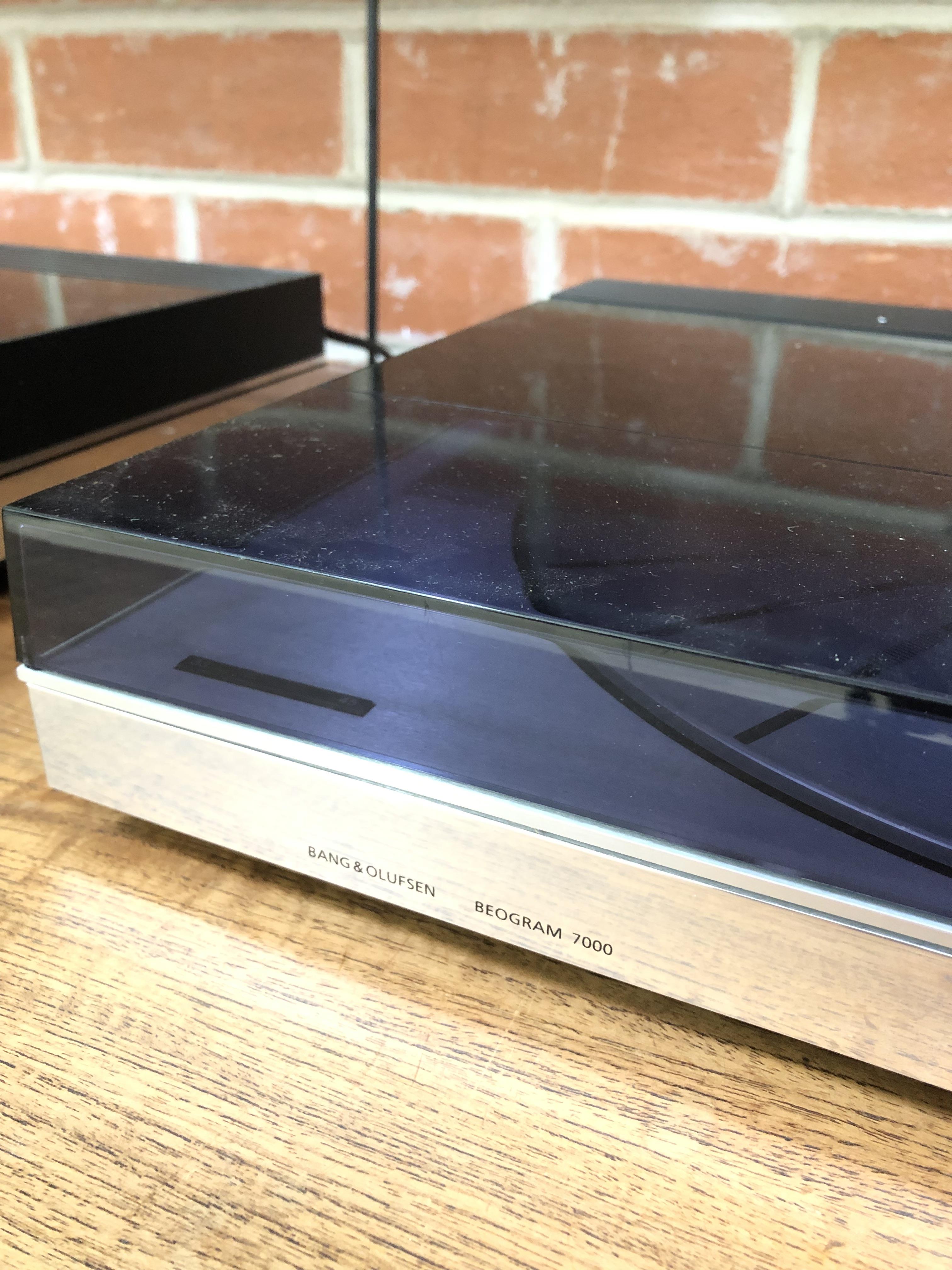 A Bang & Olufsen music system comprising Beomaster 7000, Beogram 7000 with MMC 2 cartridge, - Image 16 of 18