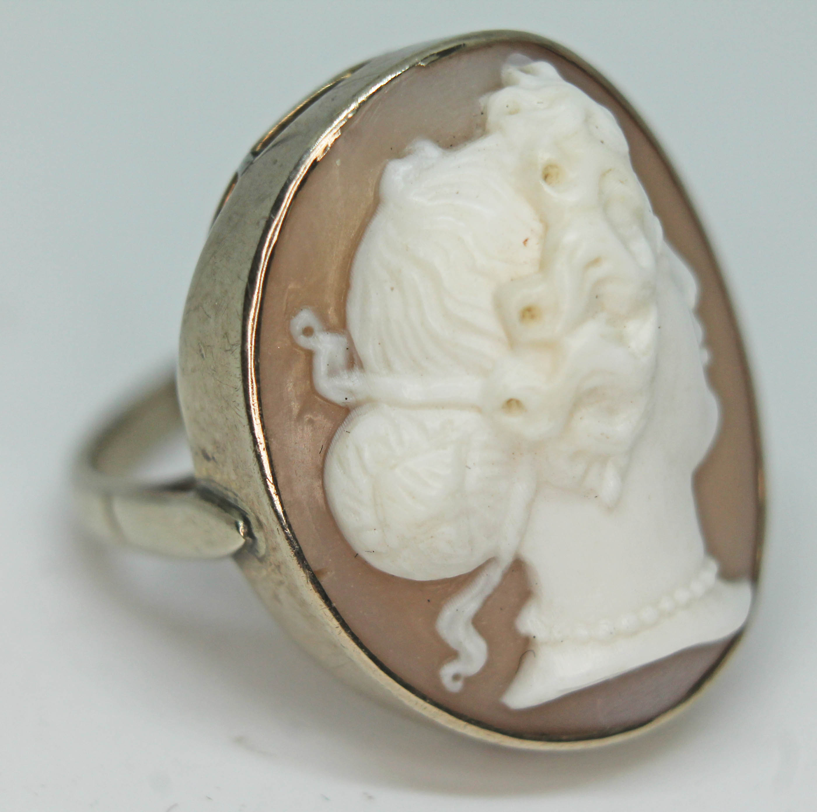 A 9ct gold cameo ring, marked '9ct', gross wt. 5.9g, size L.