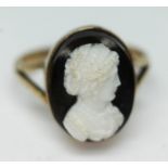 A 9ct gold cameo ring, marked '9ct', gross wt. 4.3g, size O.