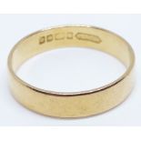 A hallmarked 22ct gold wedding band, wt. 2.7g, size M.