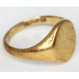 A hallmarked 9ct gold signet ring, wt. 6.3g, size T.