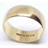 A hallmarked 22ct gold wedding band, wt. 9.1g, size T/U.