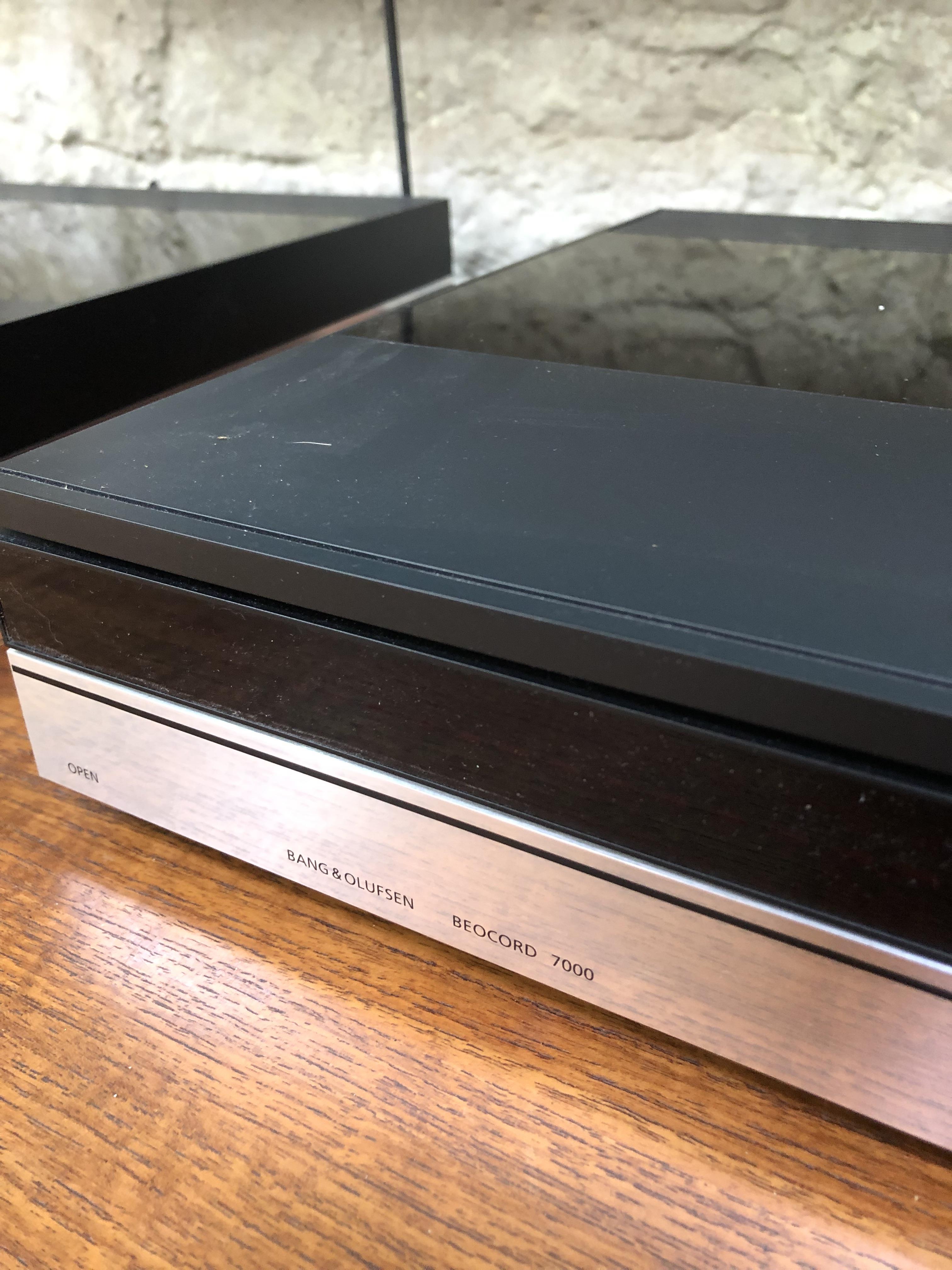 A Bang & Olufsen music system comprising Beomaster 7000, Beogram 7000 with MMC 2 cartridge, - Image 15 of 18