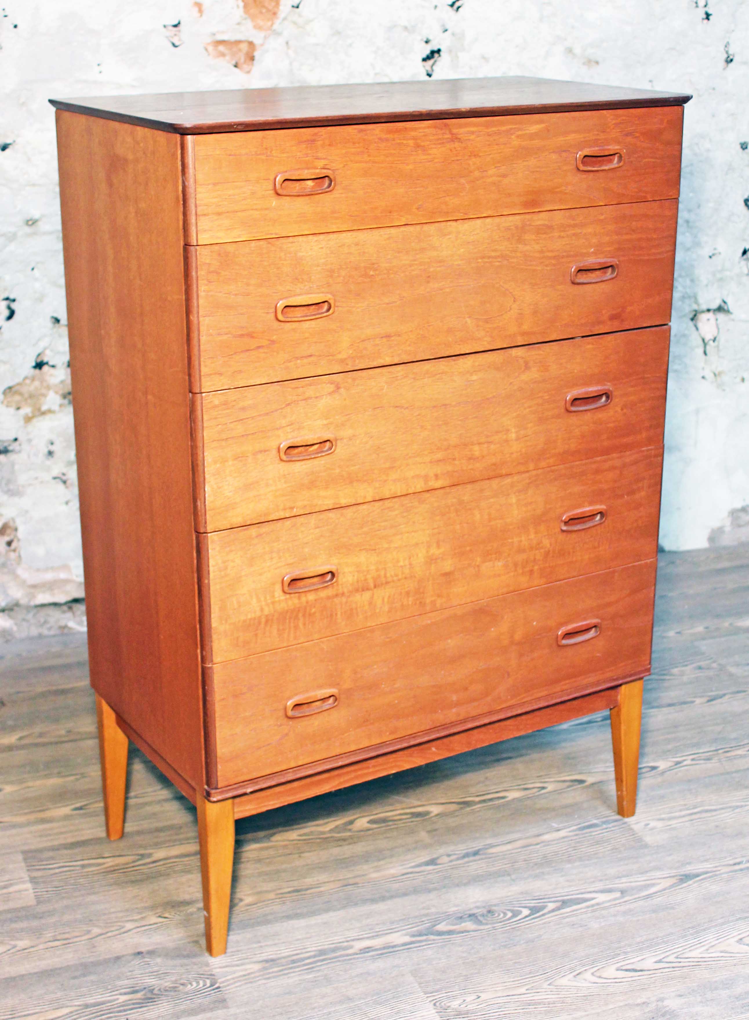 An Austinsuite teak chest of drawers, width 78cm, depth 42cm & height 112.5cm. Condition - a