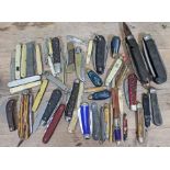 A mixed lot of vintage pen knives.