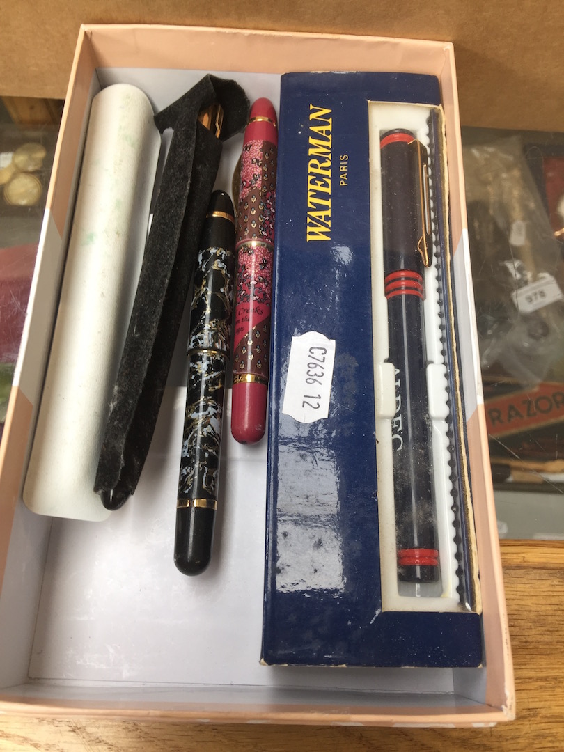 A box with quantity of fountain pens to include Parker