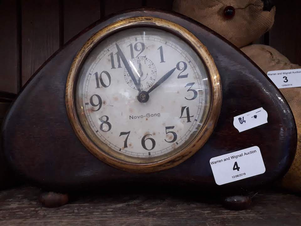 A Novo Gong mantel clock