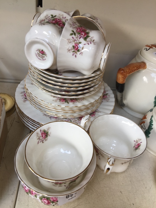 A set of 24 pieces of Royal Albert "Lavender Rose" tea set.