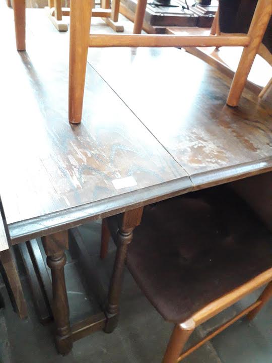 An oak drop leaf table