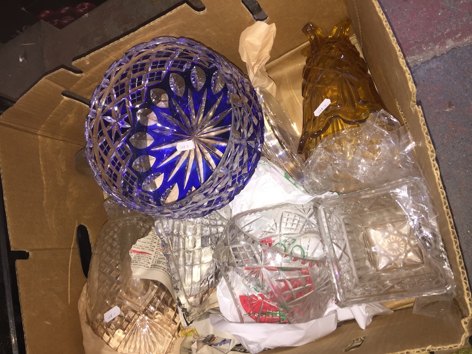 Box of glassware - inc coloured bowl and vase