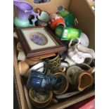 A mixed box of pottery