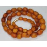 A single strand of amber beads, length 44cm, gross wt. 17.74g.