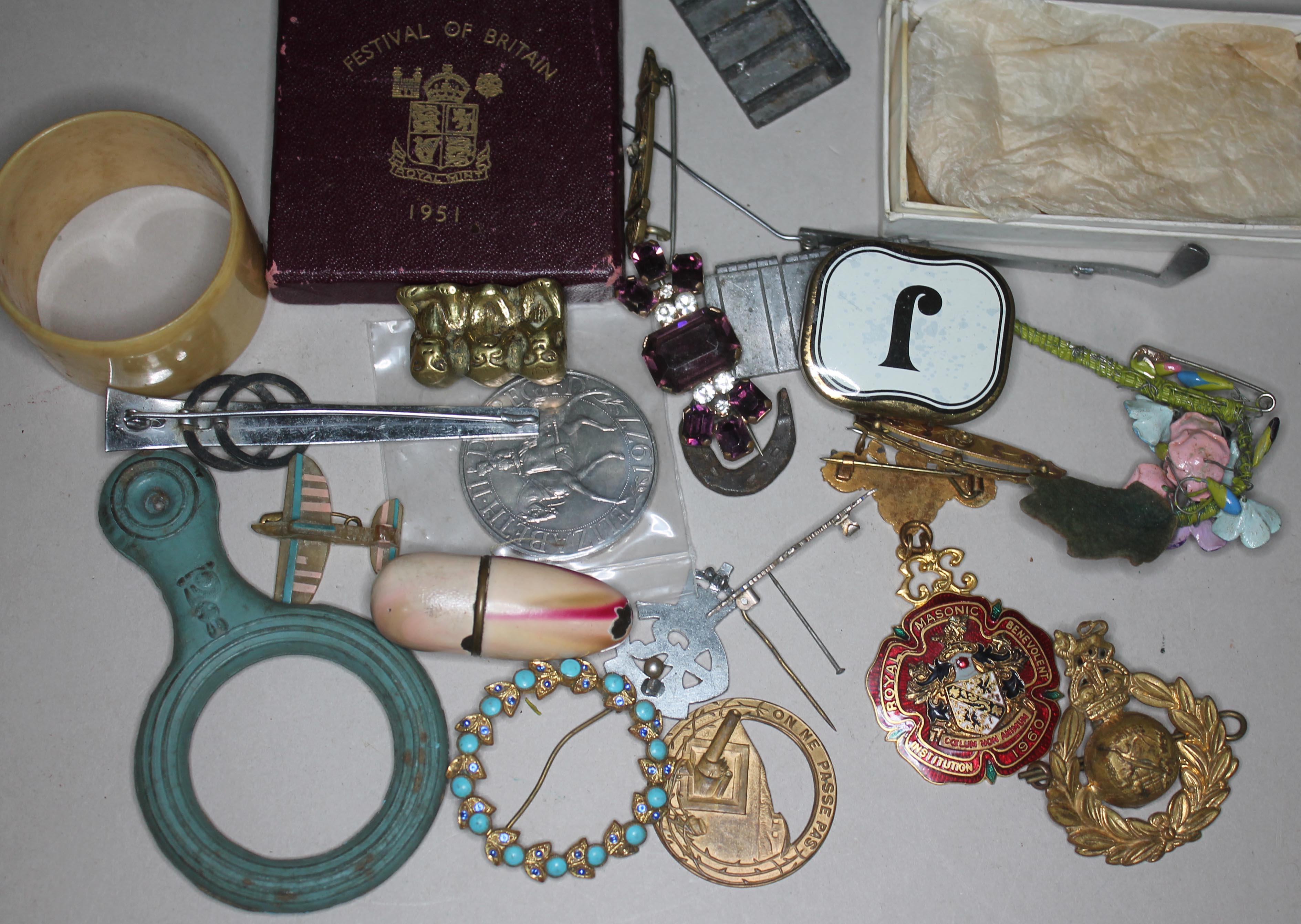 A box of bric a brac including an RAF badge and other military badges, yellow metal, a Masonic