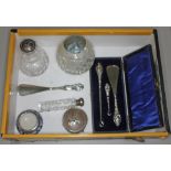 A mixed lot of hallmarked silver comprising a button hook set, an inlaid tortoiseshell trinket