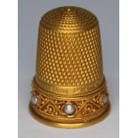 An Edwardian 15ct gold thimble set with split pearls, Kirwan & Co, Chester 1901, gross wt. 7.34g,