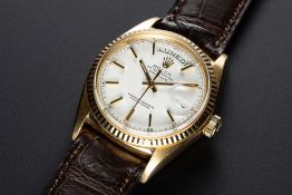 A RARE GENTLEMAN'S 18K SOLID YELLOW GOLD ROLEX OYSTER PERPETUAL DAY DATE WRIST WATCH CIRCA 1971,