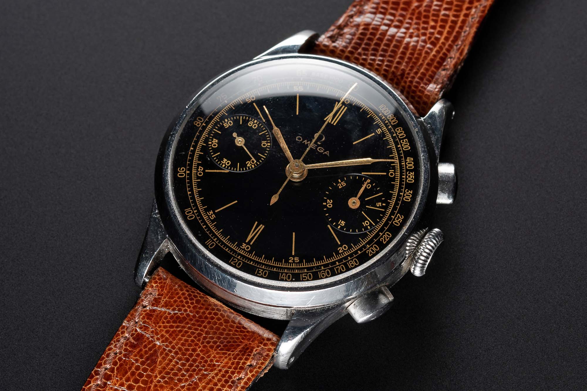 A VERY RARE GENTLEMAN'S LARGE SIZE STAINLESS STEEL OMEGA "33.3" CHRONOGRAPH WRIST WATCH CIRCA