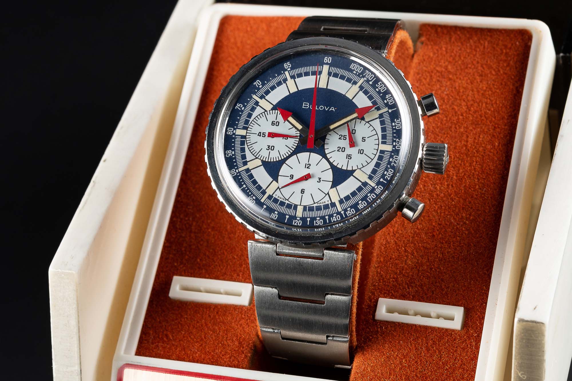 A GENTLEMAN'S STAINLESS STEEL BULOVA "STARS & STRIPES" C CHRONOGRAPH BRACELET WATCH CIRCA 1970, WITH