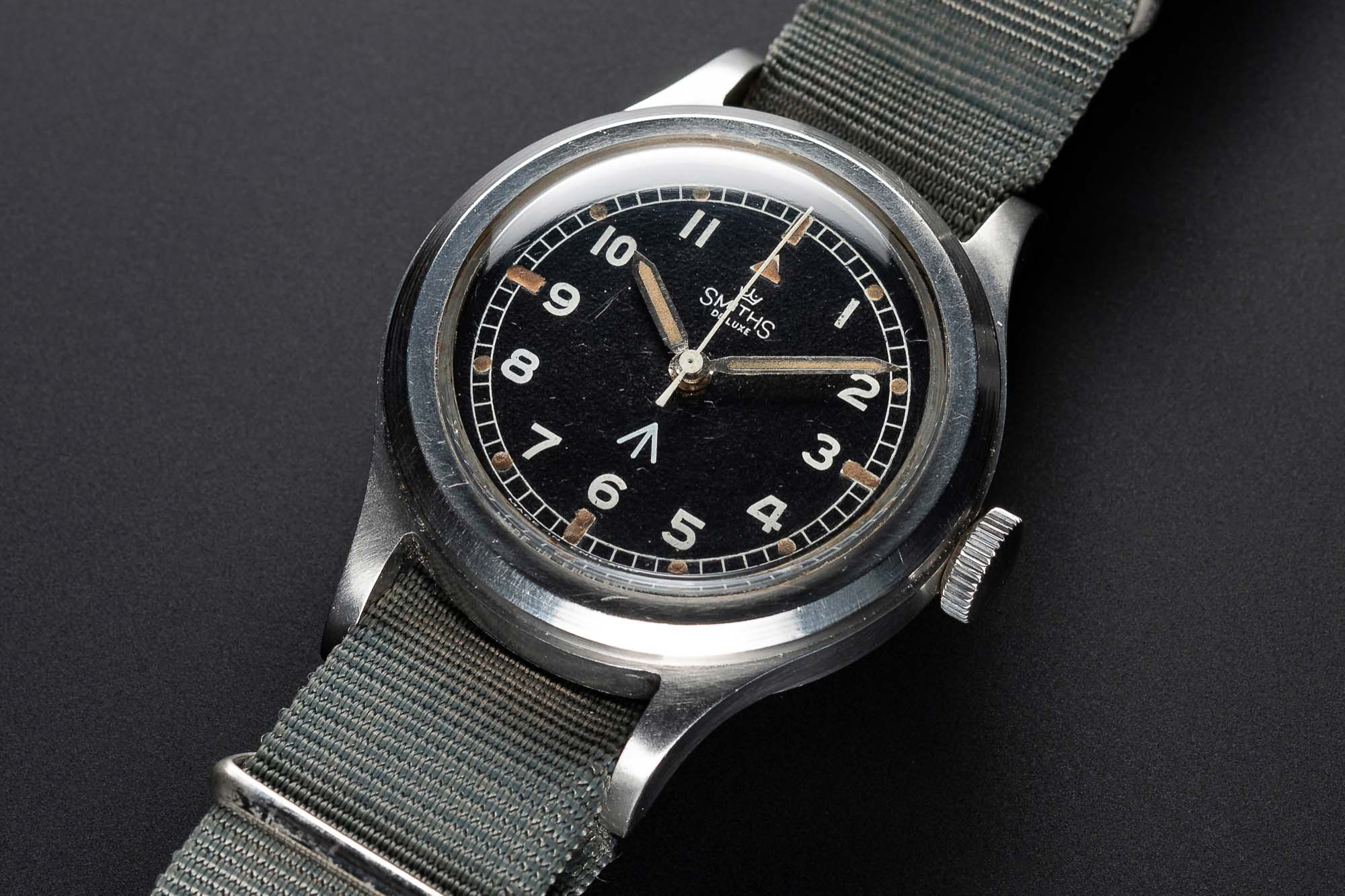 A VERY RARE GENTLEMAN'S STAINLESS STEEL AUSTRALIAN MILITARY SMITHS DE LUXE WRIST WATCH DATED 1961,