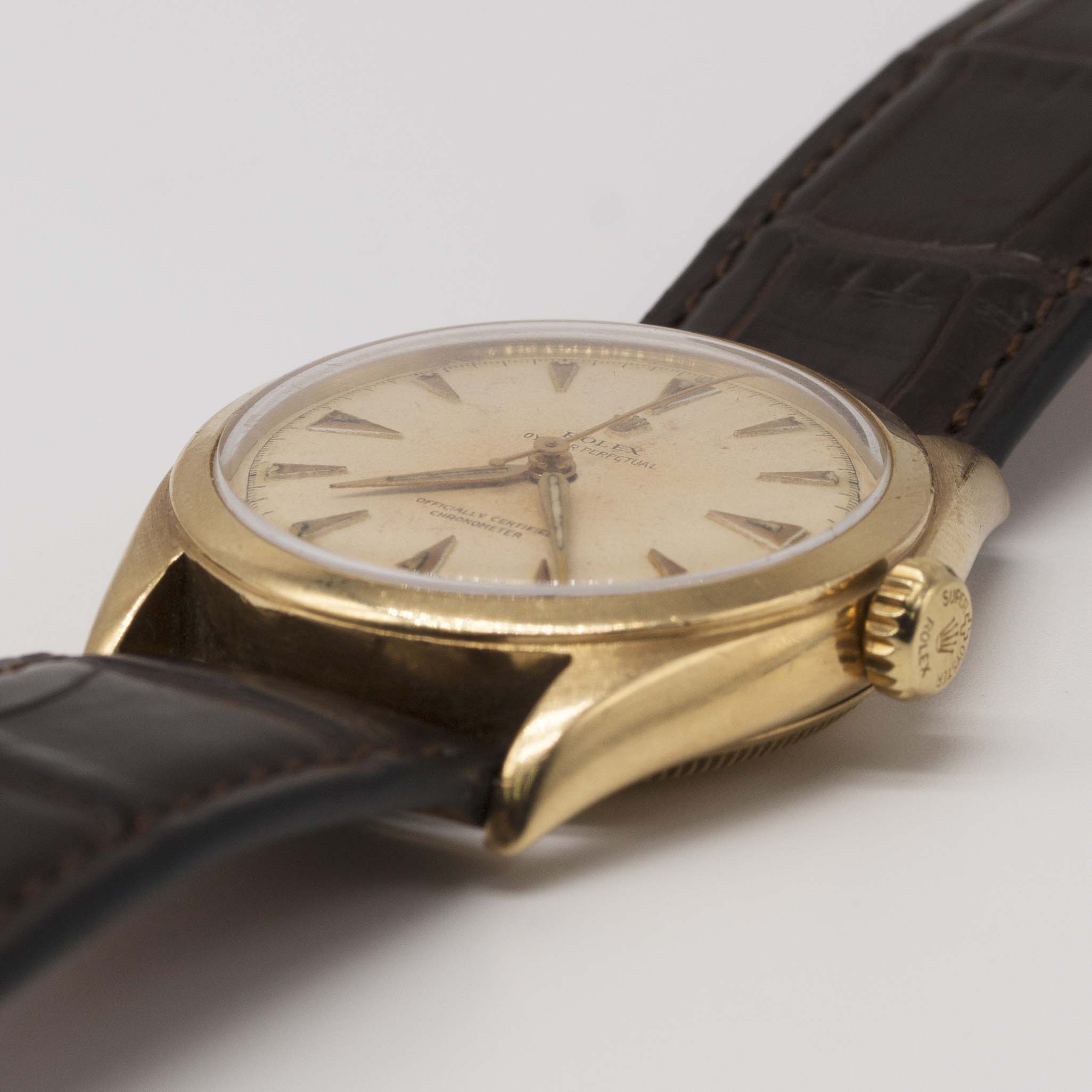 A GENTLEMAN'S 18K SOLID YELLOW GOLD ROLEX OYSTER PERPETUAL WRIST WATCH CIRCA 1952, REF. 6084 WITH " - Image 3 of 10