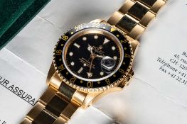 A FINE GENTLEMAN'S 18K SOLID YELLOW GOLD ROLEX OYSTER PERPETUAL GMT MASTER II BRACELET WATCH CIRCA