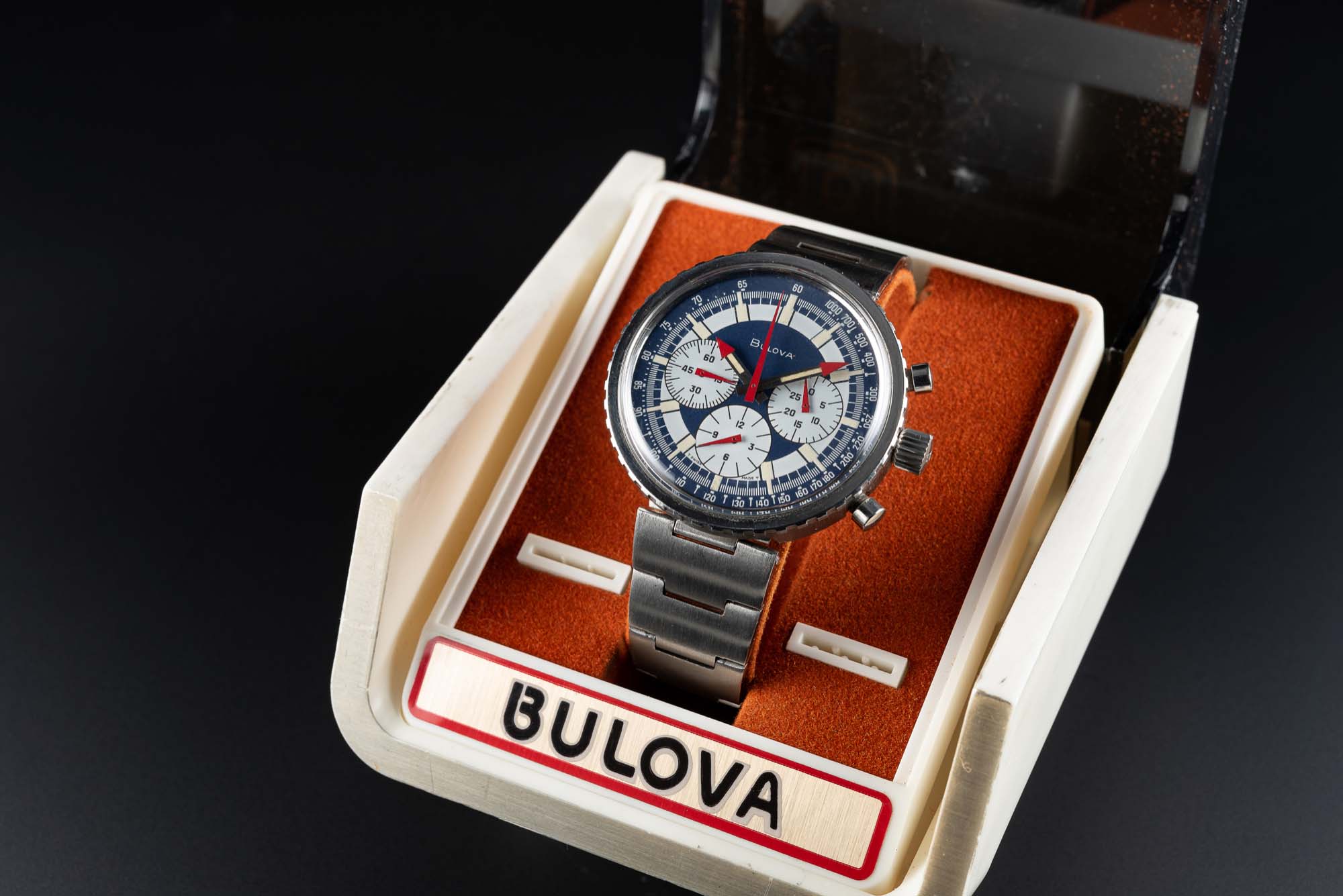 A GENTLEMAN'S STAINLESS STEEL BULOVA "STARS & STRIPES" C CHRONOGRAPH BRACELET WATCH CIRCA 1970, WITH - Image 2 of 3
