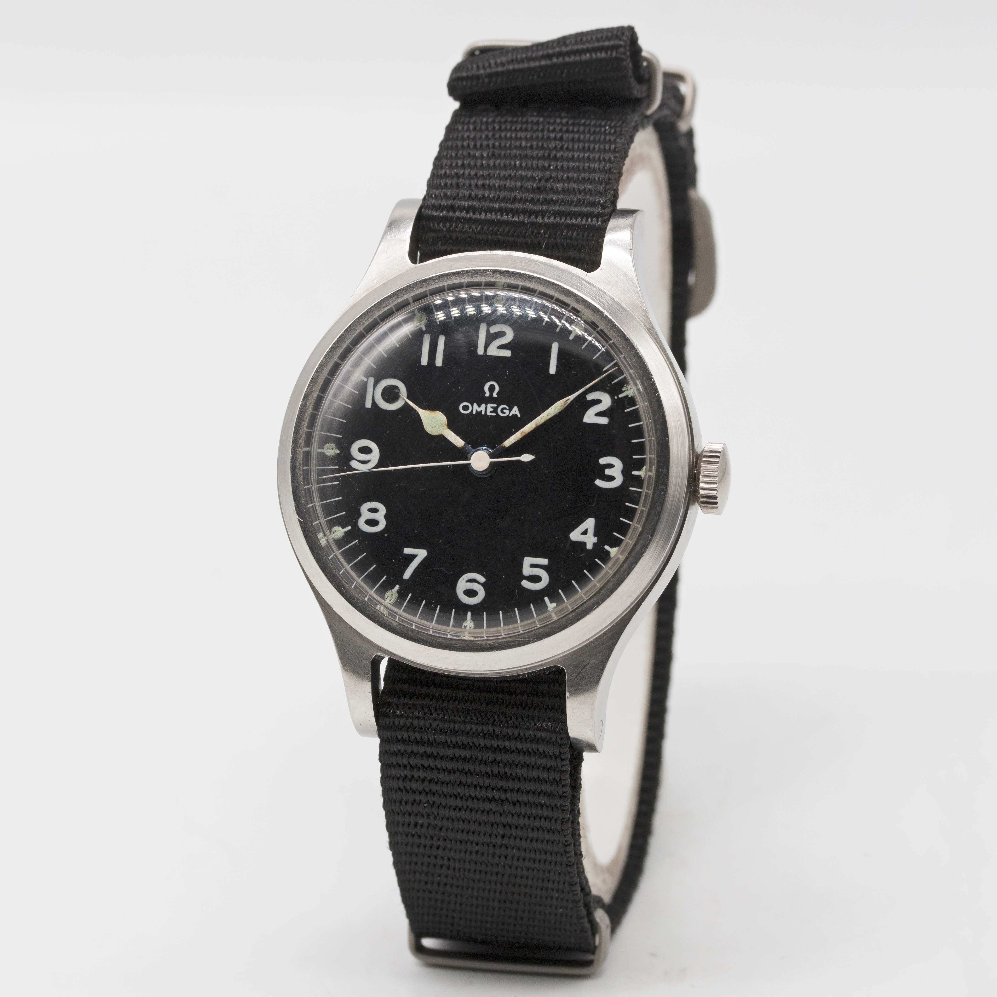 A GENTLEMAN'S STAINLESS STEEL BRITISH MILITARY OMEGA RAF PILOTS WRIST WATCH DATED 1956, WITH BLACK - Image 2 of 4