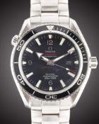 A GENTLEMAN'S STAINLESS STEEL OMEGA SEAMASTER PROFESSIONAL PLANET OCEAN CO AXIAL CHRONOMETER