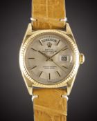 A GENTLEMAN'S 18K SOLID YELLOW GOLD ROLEX OYSTER PERPETUAL DAY DATE WRIST WATCH CIRCA 1971, REF.