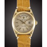 A GENTLEMAN'S 18K SOLID YELLOW GOLD ROLEX OYSTER PERPETUAL DAY DATE WRIST WATCH CIRCA 1971, REF.