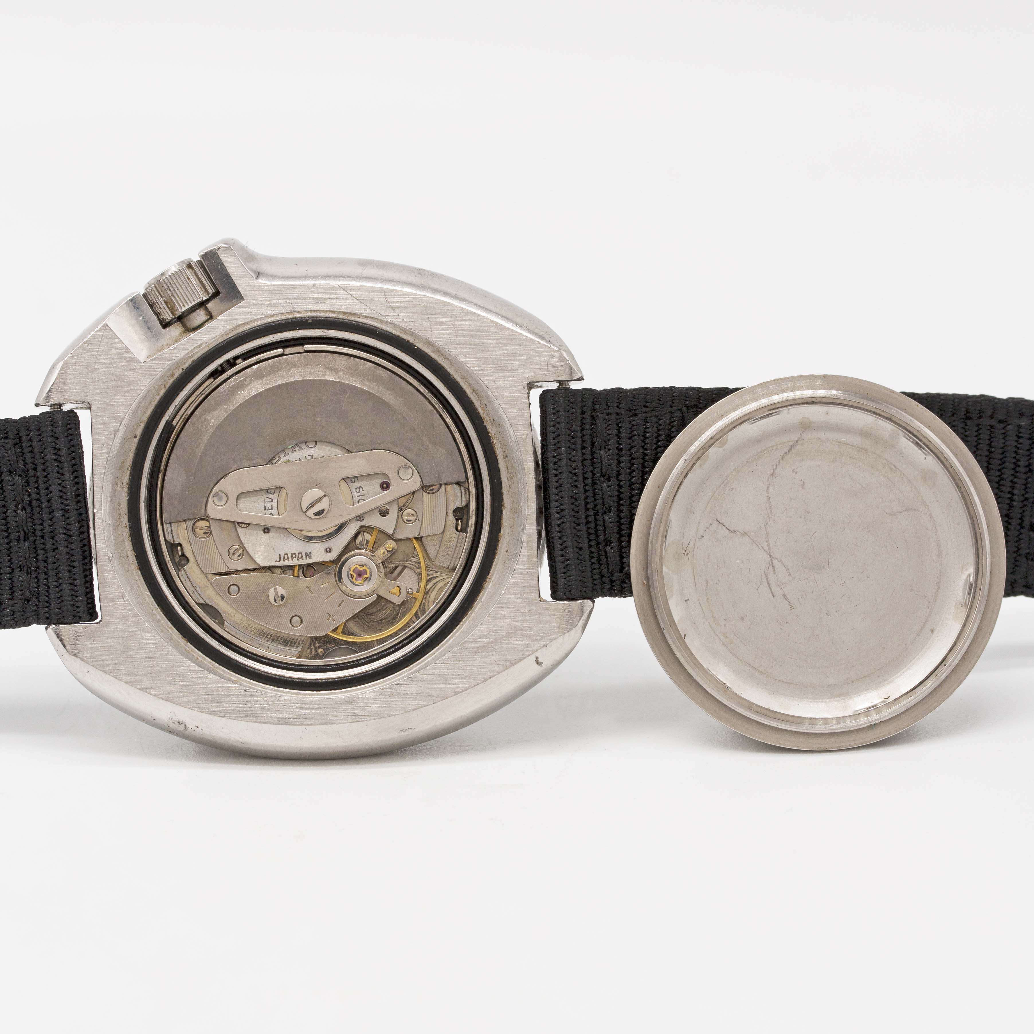 A GENTLEMAN'S STAINLESS STEEL SEIKO "TURTLE" 150M AUTOMATIC DIVERS WRIST WATCH CIRCA 1975, REF. - Image 4 of 4